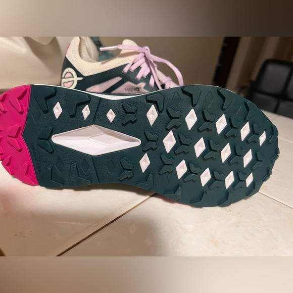 New Never Worn Women's VECTIV™ Infinite Trail Running Shoes - Picture 3 of 4